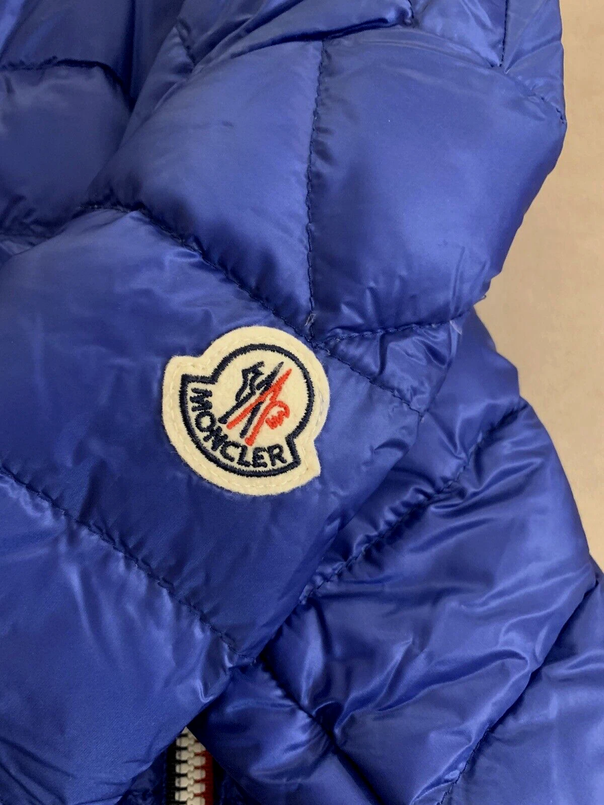 Moncler Giubbotto imbottito foderato con cappuccio mimetico bambino blu taglia 12 nuovo con etichette