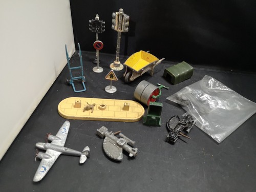 T867-MIXED SCRAPYARD OF DIECAST ACCESSORIES AND MODELS INC DINKY - Picture 2 of 2