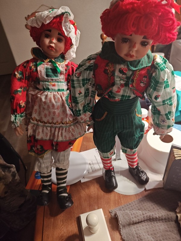 PARADISE GALLERIES Rag Time Christmas Molly & Matthew Dolls Plus Stands