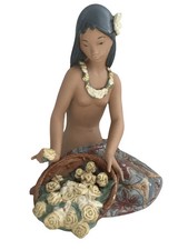 Estatuilla de vendedor de flores hawaiana…