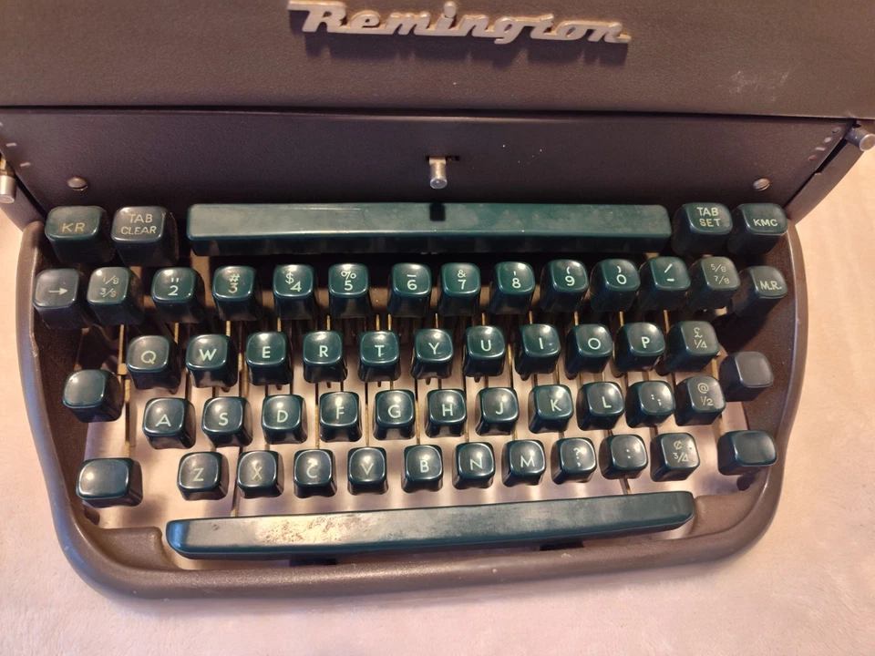 Máquina de escribir estándar vintage Mid Century Remington Rand 1955 teclas verdes, probada ✓ Foto 3 de 4