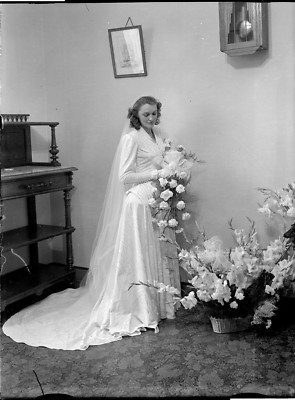 Wedding Bride Young Woman Bouquet - Antique Glass Photo Negative Year. 1940