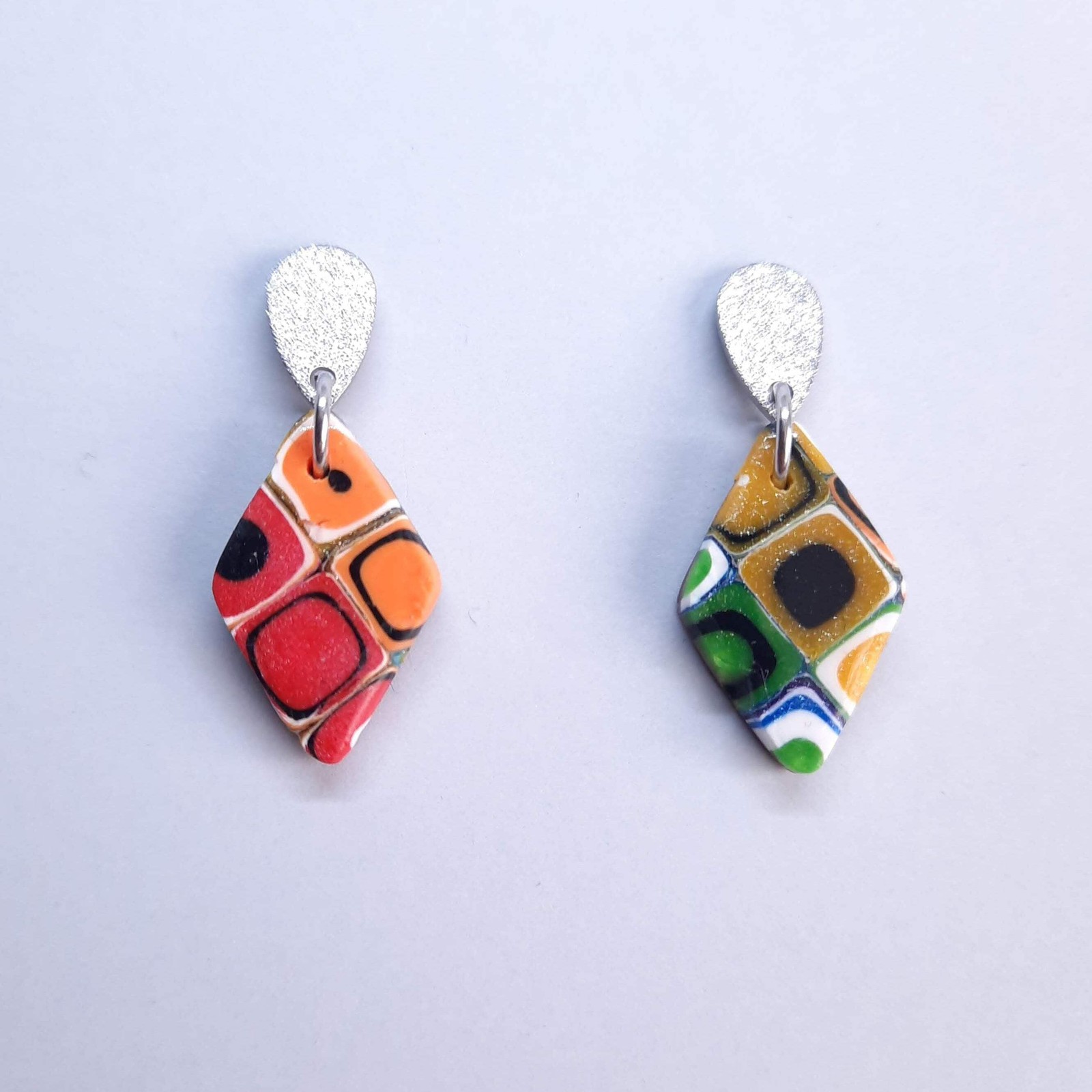 Pendientes Rombo Pequeño Arcoíris con Base Acero