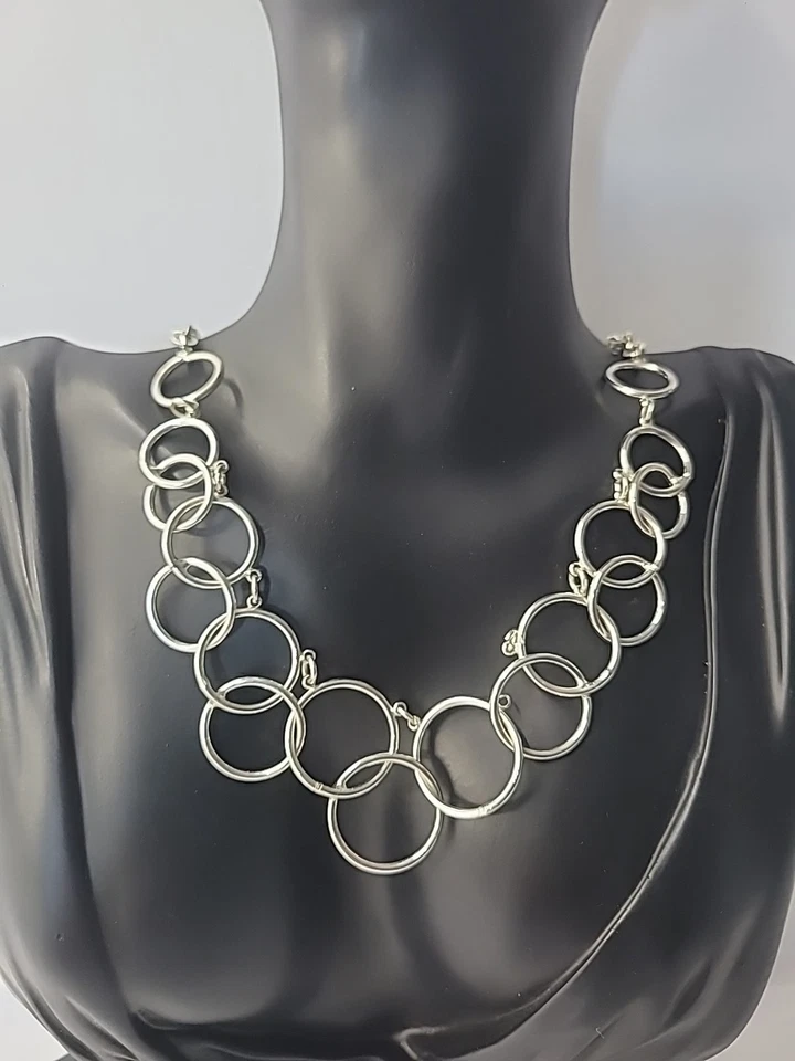 Collar de Eslabones Círculo Abierto Tono Plata Nine West Moderno Minimalista Foto 2 de 4