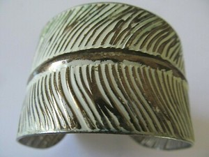Authentic VINTAGE GOLD PLATED-WHITE ENAMEL FEATHER BY-PASS DESIGNED CUFF BANGLE BRACELET