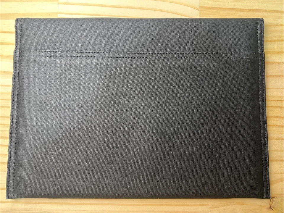 ПРИНЯТЫЙ — тонкий тонкий рукав Soho для iPad и большинства планшетов до 8 дюймов — ЧЕРНЫЙ/GUNMETAL - Изображение 3 из 3