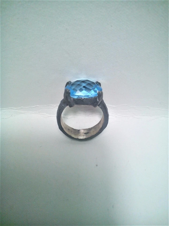 ANELLO TOPAZIO AZZURRO OVALE REALIZZATO IN ARGENTO 925 BRUNITO - Immagine 3 di 4