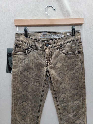Pantalones de mezclilla ajustados de tiro bajo con estampado de serpiente de gasolina talla 26/2 nuevos con etiquetas - Imagen 3 de 10