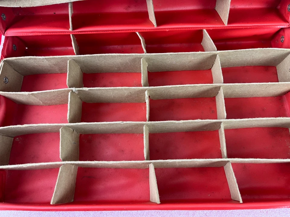 20 世纪 60 年代美泰微型汽车手提箱 - 可容纳 40 辆汽车(不含汽车) — 第 4/4 张图片