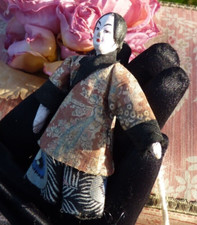 POUPÉE ANCIENNE MINIATURE ASIATIQUE en composition, A restaurer!