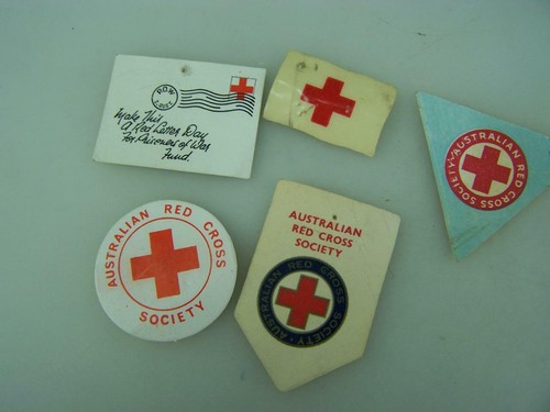 Selection of 5 vintage Red Cross card celluloid donation pin badges 149