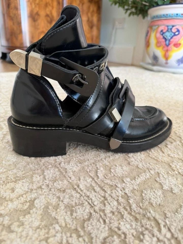Botas de tornozelo Balenciaga Ceinture recortadas em couro envernizado preto, ferragem prata - Imagem 4 de 4