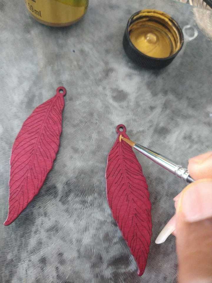 Pendientes de hoja de madera roja pintados a mano TC LUXE colgantes Foto 2 de 4
