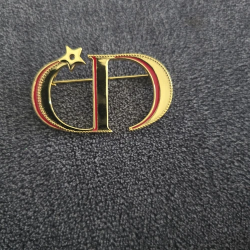 CHRISTIAN DIOR. Broche dorée logo CD. CADEAU VIP. Avec bijoux Dior