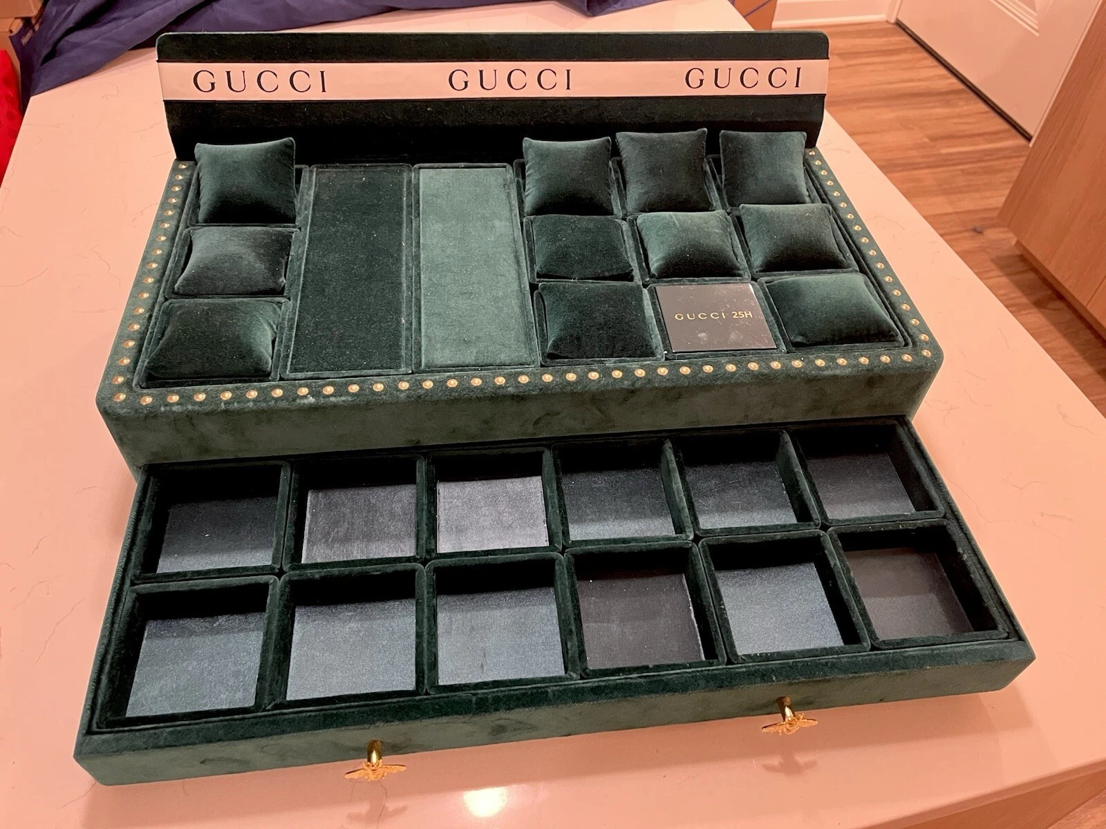 Gucci RARE étui à bijoux pour montre avec enseigne Gucci complète, logo 2 abeilles, présentoir magasin.