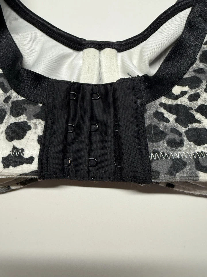 Sujetador Cacique ligeramente forrado cobertura completa correas cómodas talla grande 40C estampado de leopardo Foto 3 de 4