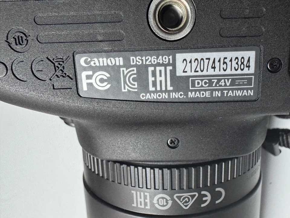 Cámara digital Canon EOS Rebel T5 18 MP SLR con lente EF-S 18-55 mm IS II Foto 2 de 4