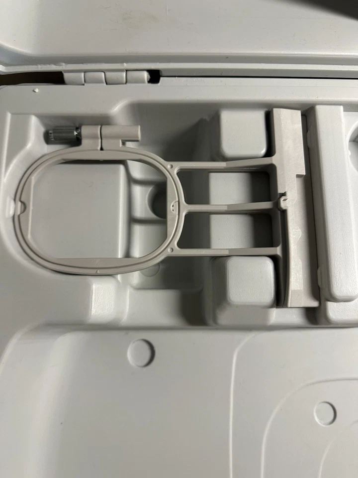 Brother ULT2003D ULT2002D ULT2001D Brazo bordado, aros, estuche de transporte paquete Foto 4 de 4