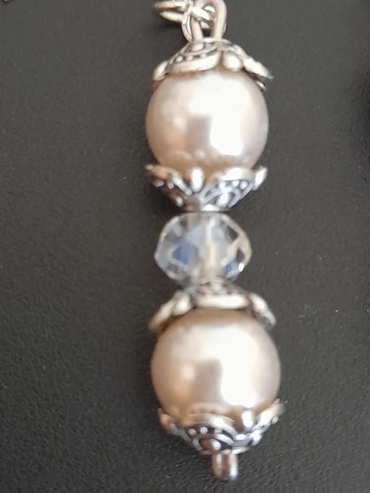 orecchini di perle bianchi pendenti con passamaneria in argento e gancio. - Immagine 2 di 3