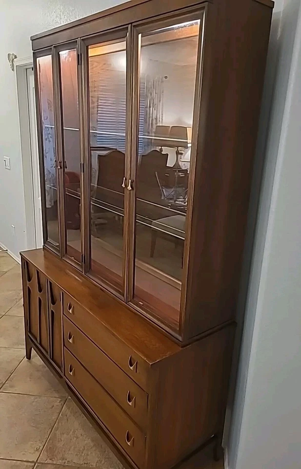 Broyhill Brasilia Buffet and Hutch MCM Latón Nogal Iluminado Foto 3 de 4