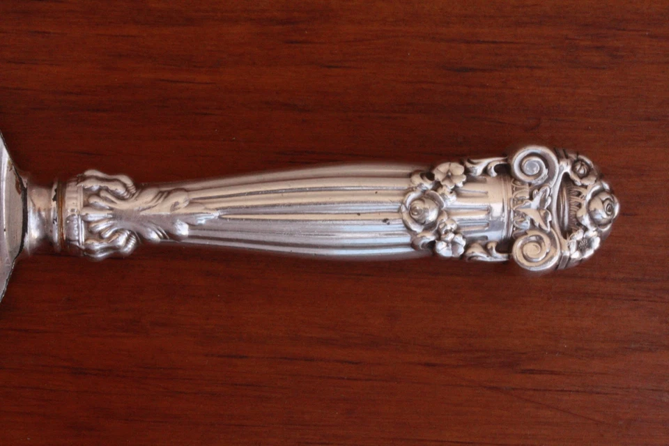 Antiguo cuchillo para pasteles con mango de ley, "georgiano" de Towle Foto 3 de 4