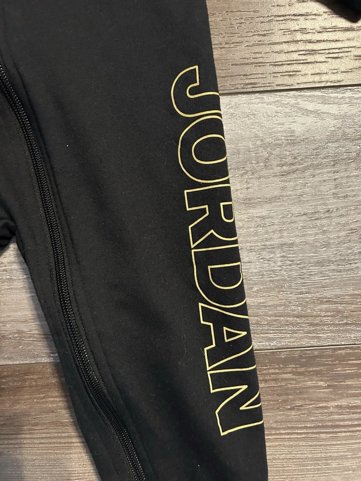 Conjunto Jordan Bebé Una Pieza Talla 24 Meses Blanco Negro Dorado Logo Cremallera Foto 3 de 4