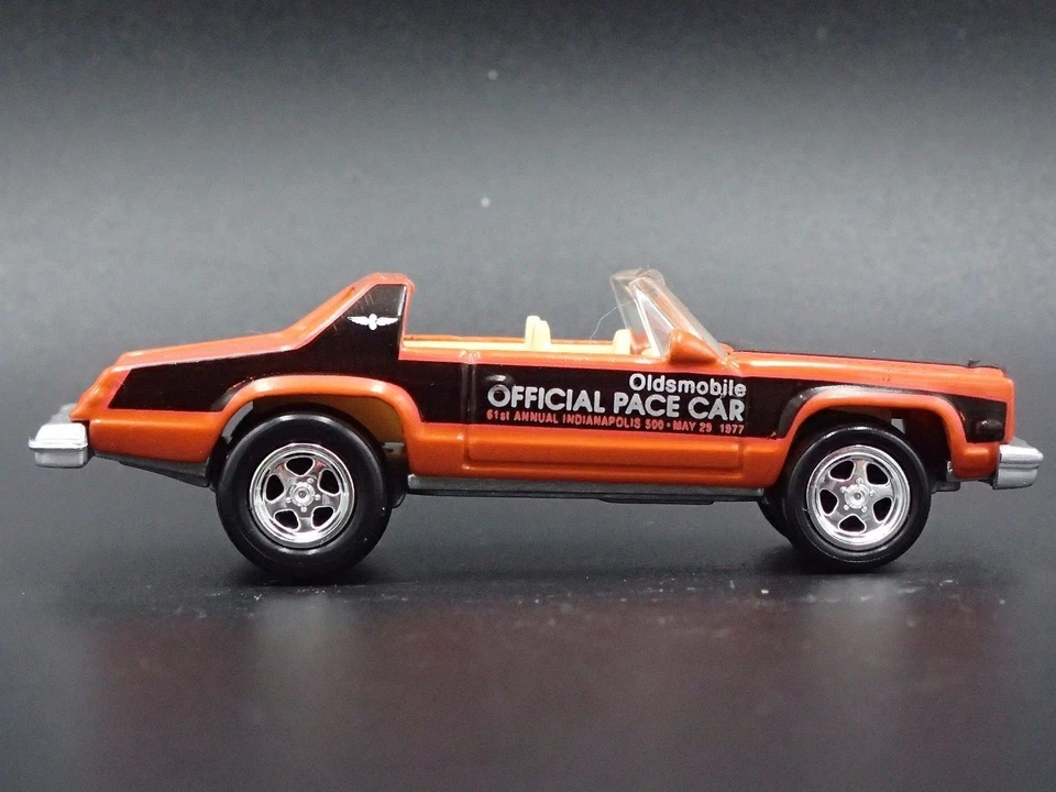 Modello Auto Diecast 1:64 1977 77 Olds Oldsmobile Delta 88 Indianapolis Pace Car - Immagine 2 di 4