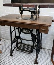 Nähmaschine VESTA mit Untertisch  Antik und Robust 