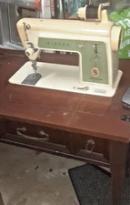 Vintage Singer Sewing Machine With Table Model 639