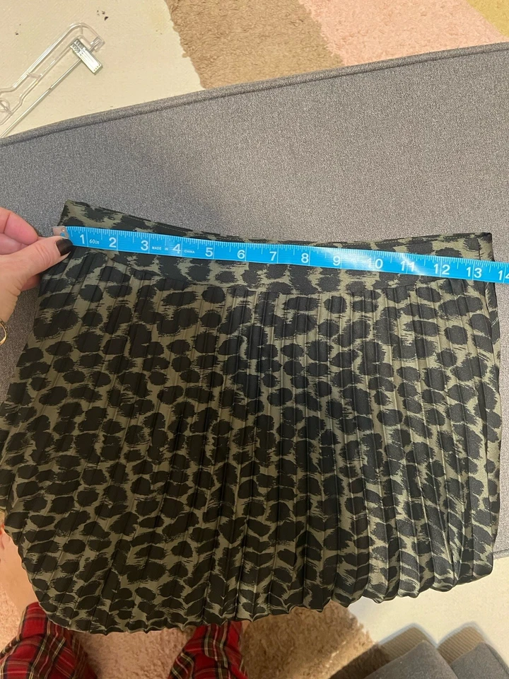 Falda midi plisada satinada con estampado animal de guepardo Banana Republic talla 0 Foto 3 de 4