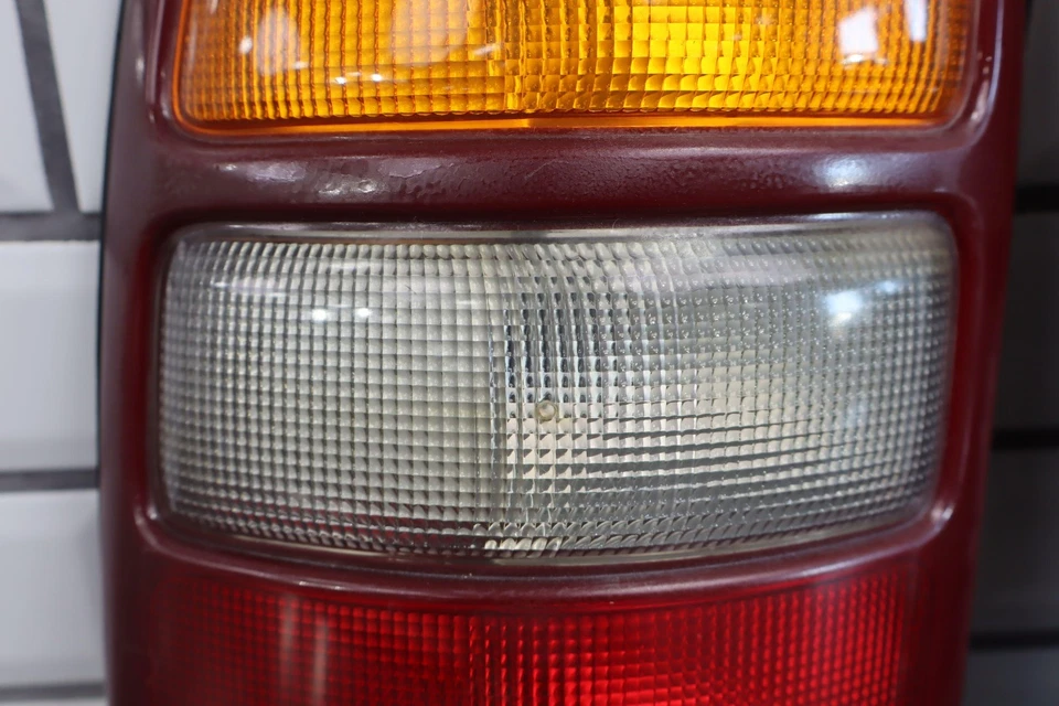 2000 - 2003 年吉姆西育空/塔浩/郊区原始设备制造商尾灯套装(左/右)101k — 第 3/4 张图片