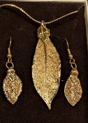 Vintage AVON SAQ GOLD Tone LEAF DESIGN NECKLACE, & EARRINGS SET, New In Box