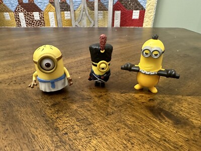 Despicable Me Egyptian Minion 2'' Tall Vinyl Mini Figure Thinkway Toys w/ Vive Le