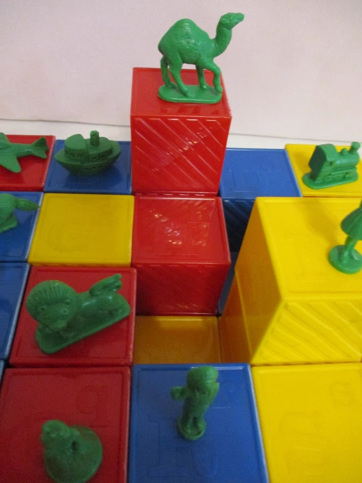 Tupperware-Busy Blocks-49 Blocks-16 Green Figures-1971-Vintage-As Shown - Image 4 of 4