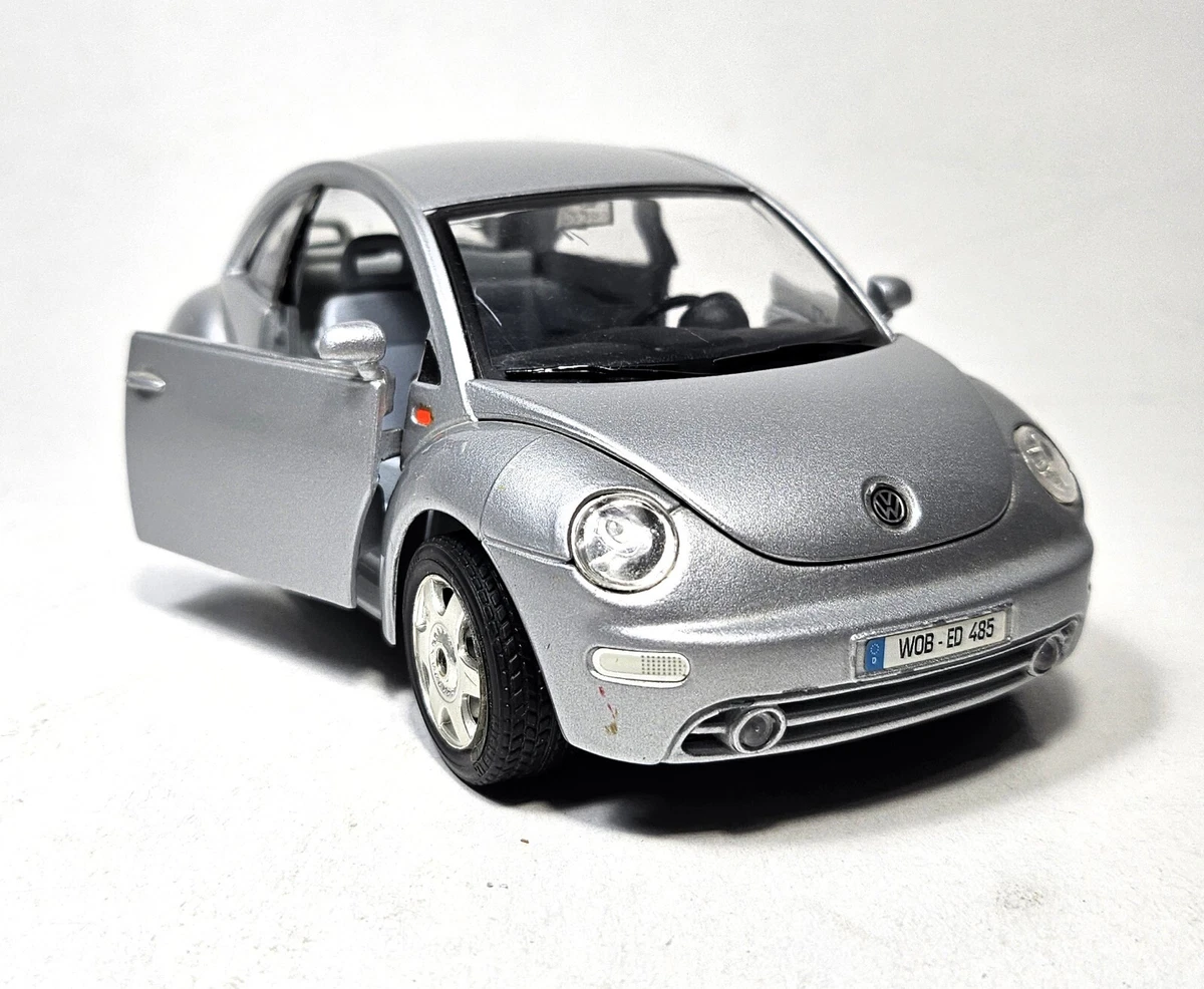 BURAGO #1592 VOLKSWAGEN NEW BEETLE 1998 SILVER 1/24 1:24 DIE-CAST
