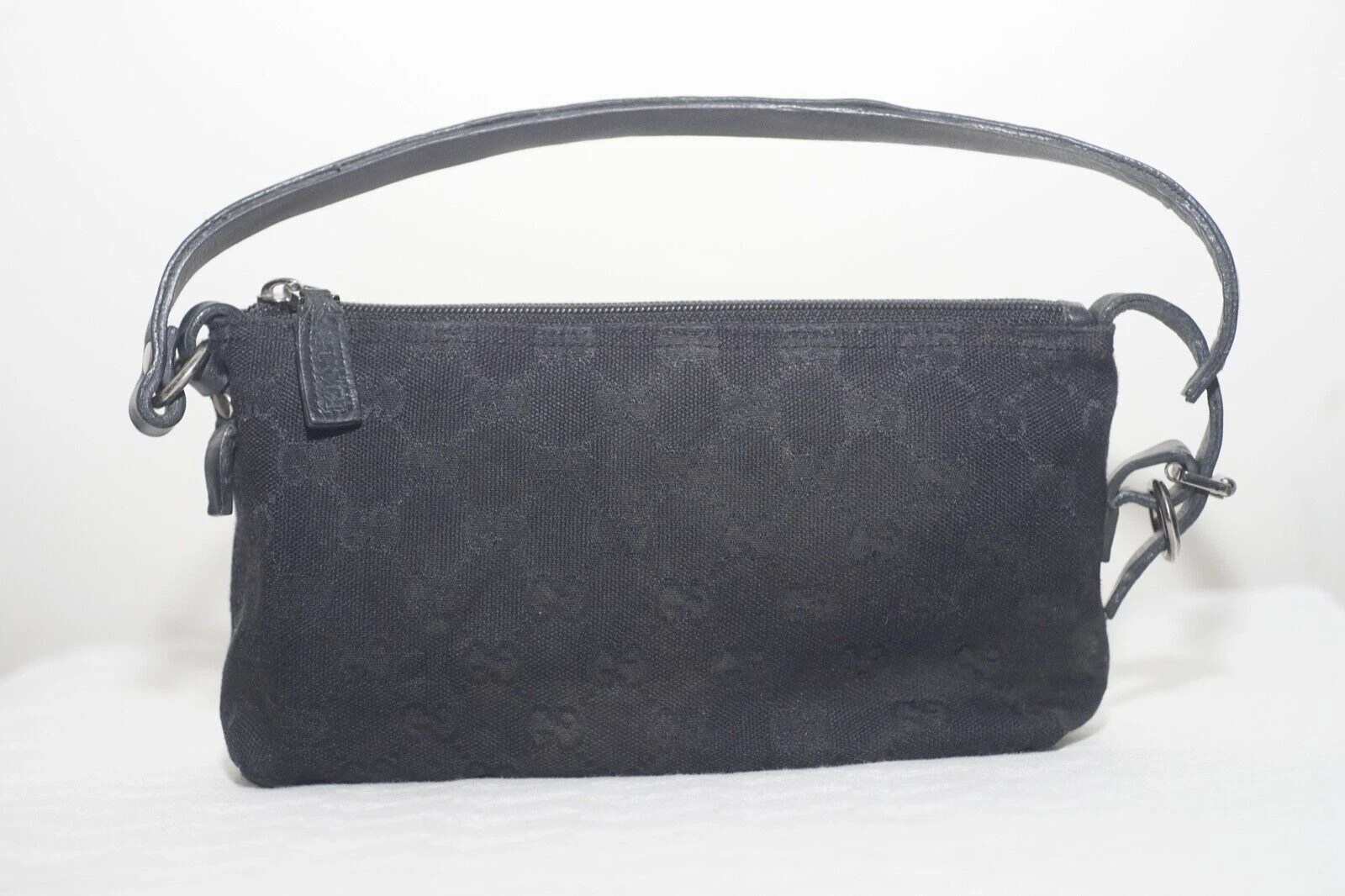 MINI BAGUETTE EN TOILE Gucci noire GG avec sangle noire unie