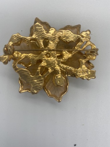 Vintage Christmas Poinsetta Holly Berry Gold Mesh Brooch signed Kenneth Cole - Picture 8 of 8