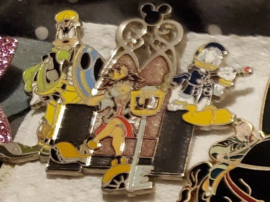 Disney Hot Topic Kingdom Hearts Logo Pin Rare HTF Jewelry