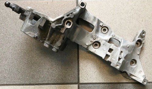 VW Golf VI 2.0 TDI CRB Halter für Hochdruckpumpe 04L803143B