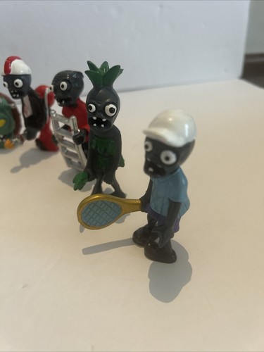 Lot of 12 Plants vs. Zombies PVC Action Figures - Picture 8 of 9