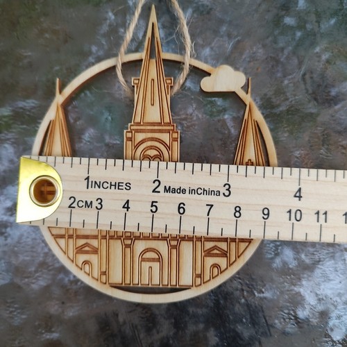 Church Christmas Ornament Wood Burn Out Steeple Cross 2005 NOS - Imagen 4 de 8
