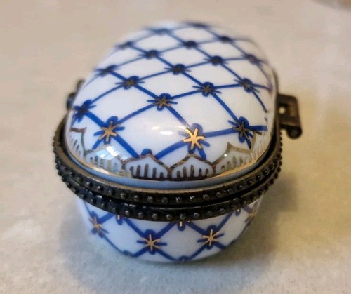 Caja Ormalu de píldora de baratija pequeña pintada en azul y oro de cerámica blanca - Imagen 7 de 12
