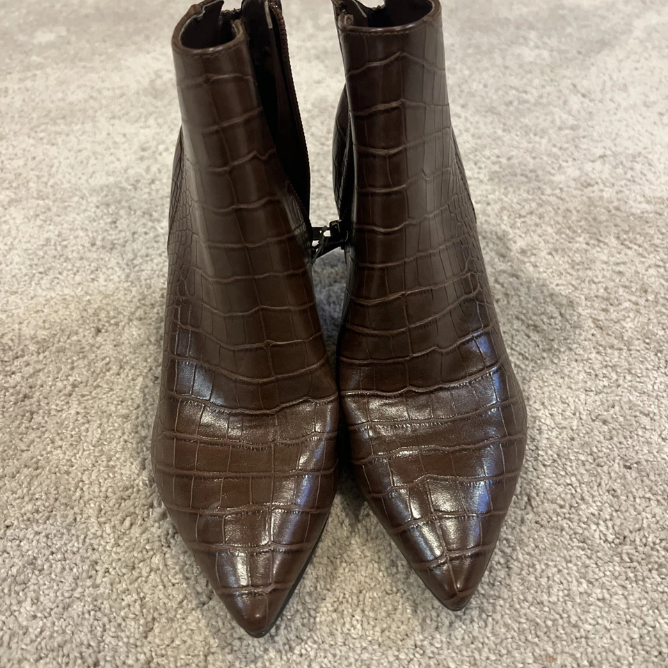 Botas al tobillo Nine West marrón cocodrilo en relieve punta para mujer con cremallera 6,5 Foto 2 de 4