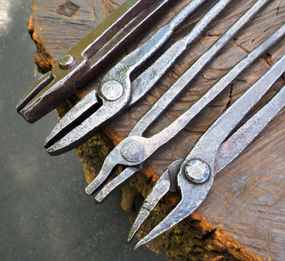 LOT (4) BLACKSMITH STARTER ''MISC'' DEMO FORGING SET TONGS ANVIL TINSMITH VINTAGE