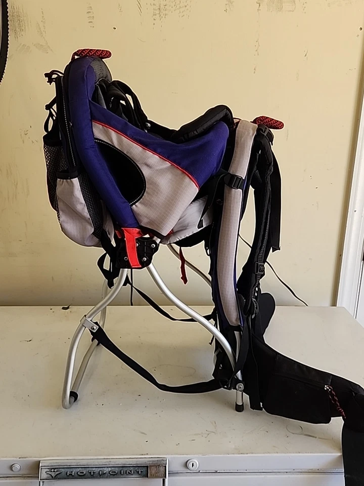 Mochila portabebés Kelty Kids Pathfinder de pie para senderismo al aire libre Foto 2 de 4