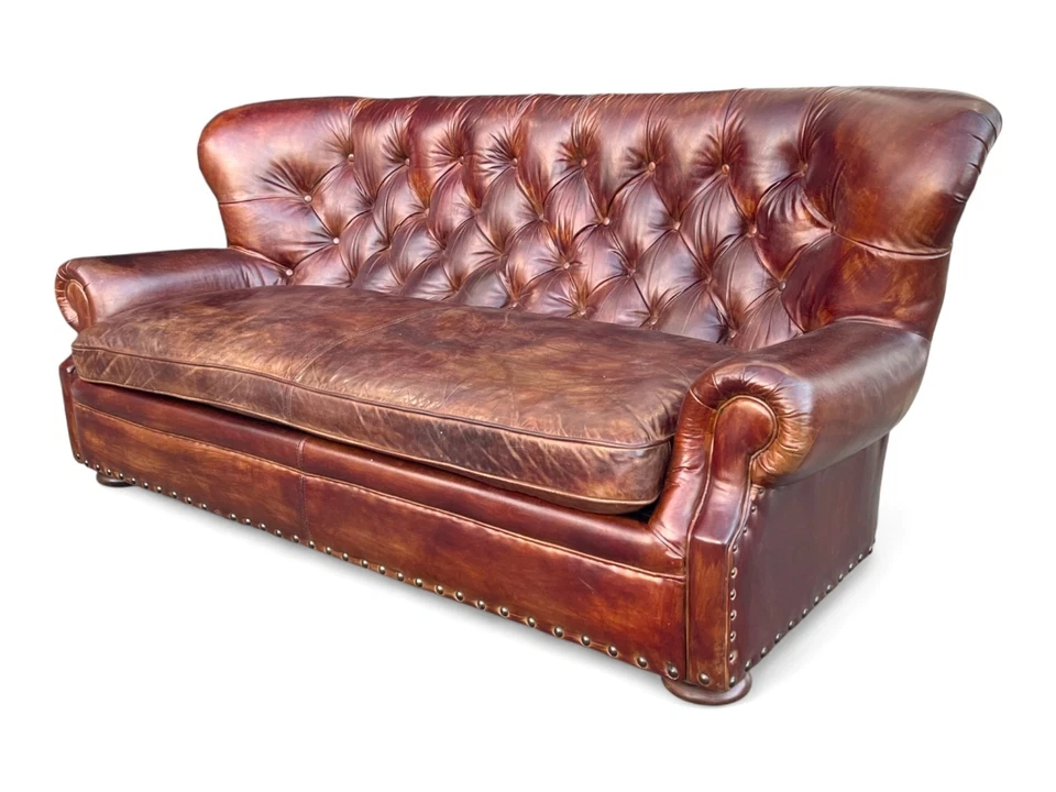 Sofá de cuero estilo Chesterfield vintage - Sofá acolchado marrón oscuro restaurado Foto 3 de 4