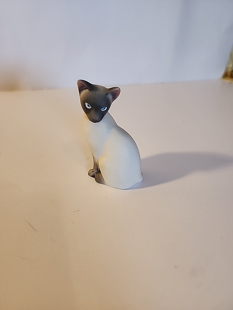 Avon 1984 Porcelain Siamese Cat Figurine - Vintage. (G1)