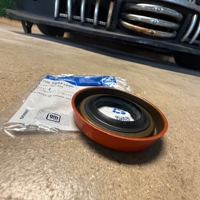 (1) 12471686 NEW GM OEM REAR AXLE SEAL CHEVROLET GMC CADILLAC 291-315 - Image 4 of 4