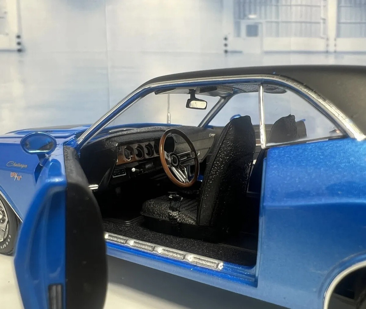 Danbury 1970 Dodge Challenger R/T 1:24 Bright Blue Poly Box Title