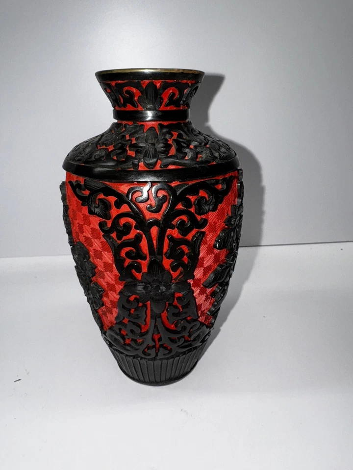 "Florero chino vintage de cinabrio cloisonné con motivo floral tallado a mano de 7""" Foto 2 de 4